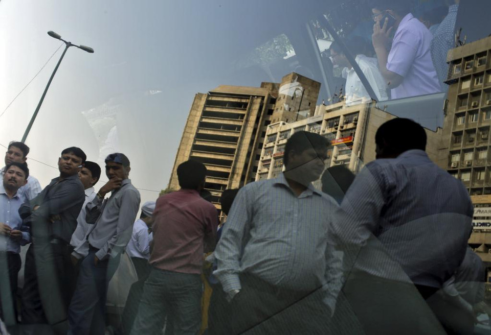 Người dân Ấn Độ tập trung ở ngoài đường sau trận động đất. (Nguồn: Reuters)