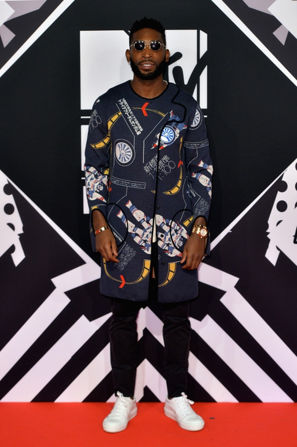 Rapper Tinie Tempah phong cách với áo khoác dài in họa tiết vui nhộn.