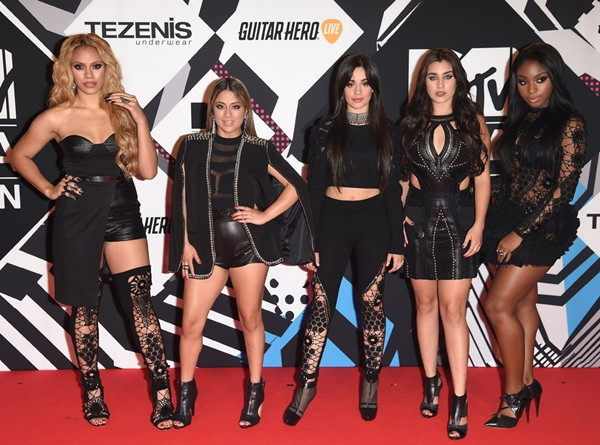 Năm cô nàng của nhóm Fifth Harmony 'náo loạn' thảm đỏ trong các thiết kế cắt xẻ, xuyên thấu gợi cảm với tông màu đen chủ đạo.