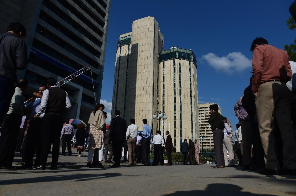 Người dân Pakistan tập trung ngoài đường sau trận động đất. (Nguồn: AFP)