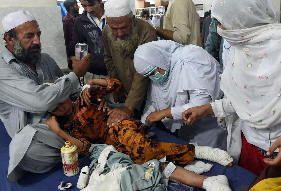 Một bé gái đang được cấp cứu trong bệnh viện ở Peshawar, Pakistan. (Nguồn: AFP)