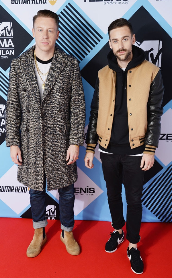Trong khi đó, bộ đôi nhóm nhạc hiphop Macklemore &amp; Ryan Lewis diện trang phục thoải mái và phóng khoáng hơn.