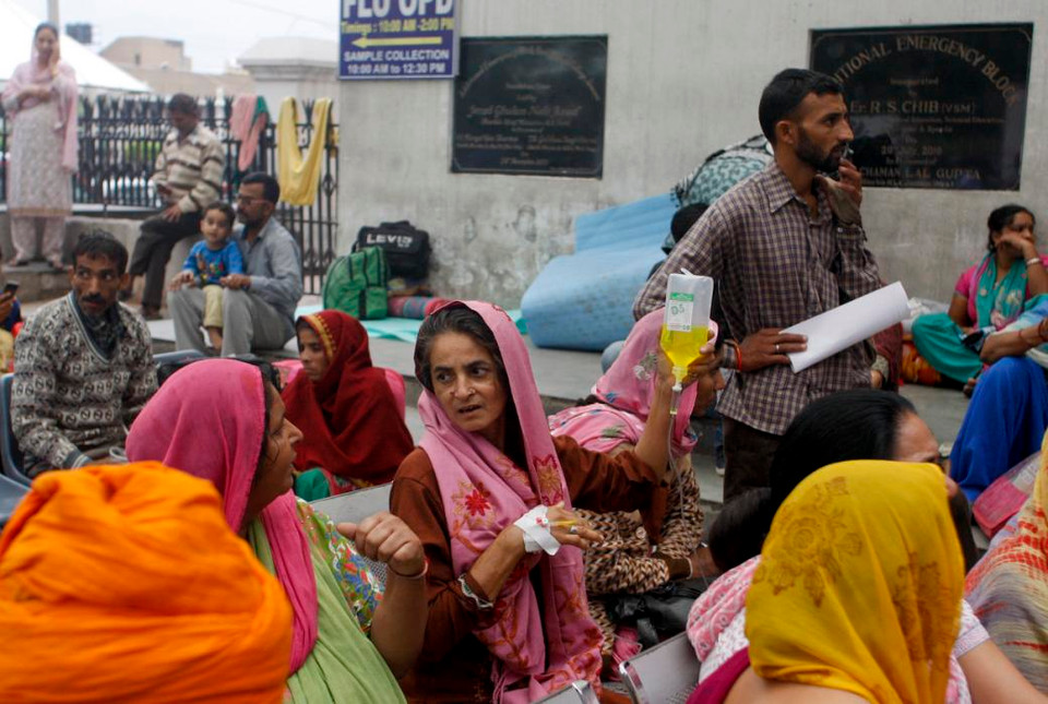 Bệnh nhân bên ngoài bệnh viện. (Nguồn: AP)