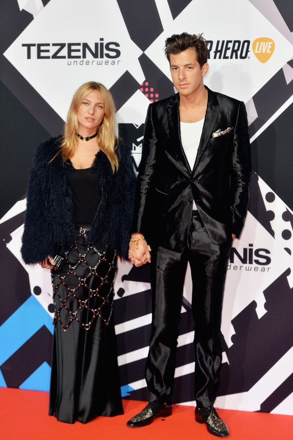 DJ Mark Ronson (phải) xuất hiện 'ăn rơ' cùng vợ là nữ diễn viên Joséphine de La Baume (trái) với trang phục màu đen chủ đạo.