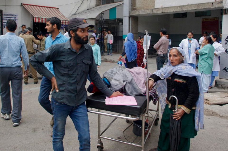 Bệnh nhân đứng bên ngoài bệnh viện. (Nguồn: AP)