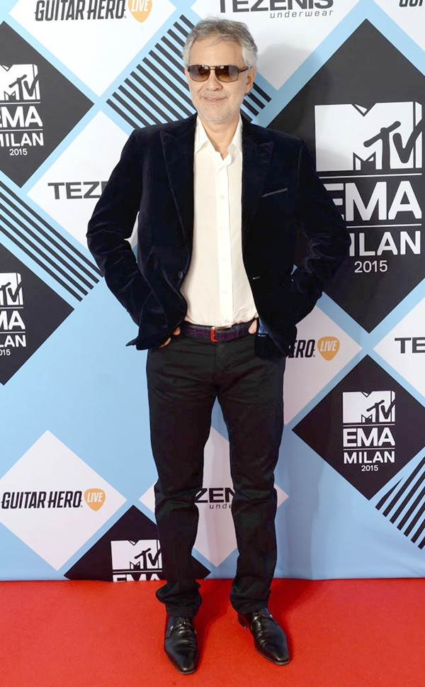 Danh ca người Italy Andrea Bocelli lịch lãm với áo khoác nhung.