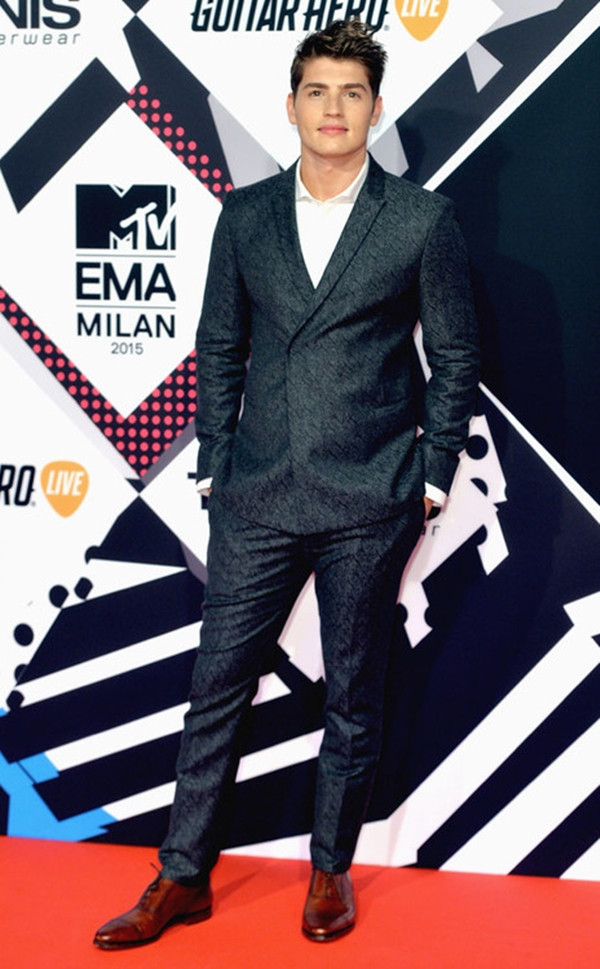 Diễn viên trẻ Gregg Sulkin chỉn chu và đơn giản với suit.