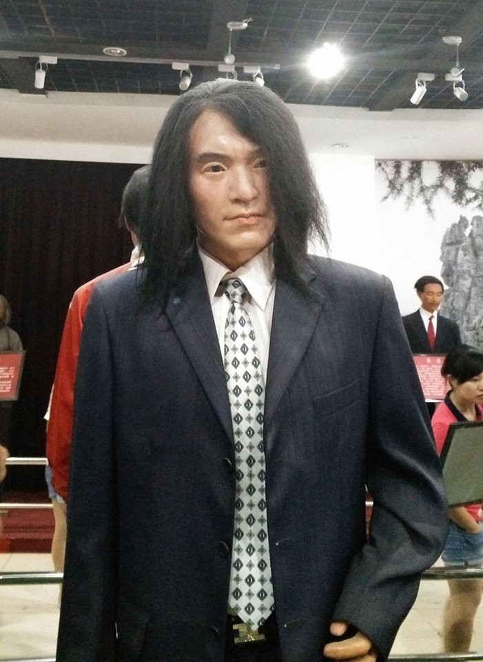 Tượng sáp Châu Tinh Trì với mái tóc rối bời cùng bộ vest lỗi mốt (Nguồn: CCTVNews)