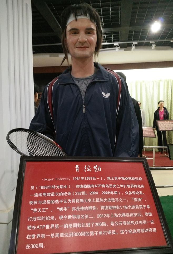 Tượng sáp siêu sao quần vợt Roger Federer. Những ngôi sao nổi tiếng 1 thời được trưng bày tại triển lãm đang diễn trang phục và phong cách lỗi thời từ thập niên 1980. Điều này khó có thể thu hút được người trẻ tuổi. (Nguồn: CCTVNews)