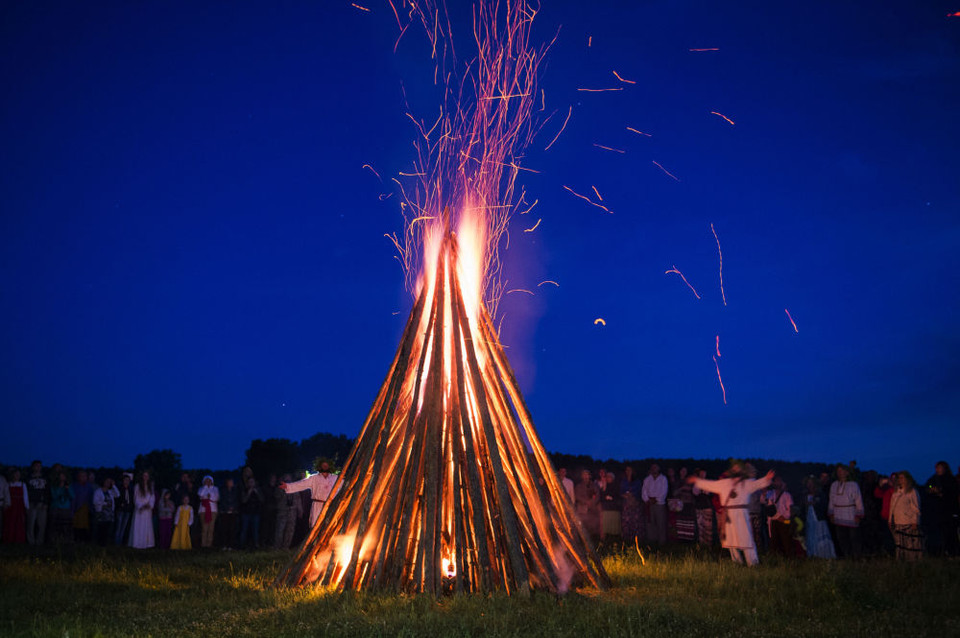 Ngọn lửa khổng lồ được thắp trong lễ hội gần làng Okunevo. (Nguồn: Sputniknews)