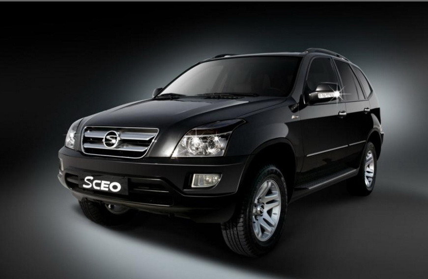 Nhìn từ phía trước mẫu xe của hãng Shuanghuan là một chiếc SUV khó tả.