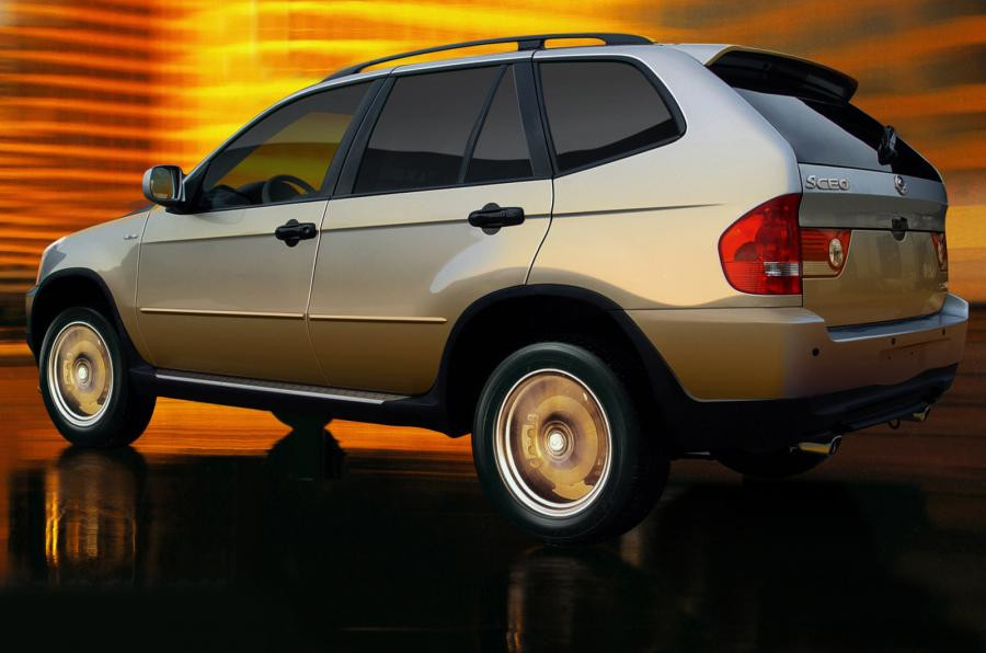 Nhưng ở phía sau nó dễ tạo cho người xem sự liên tưởng tới mẫu BMW X5.