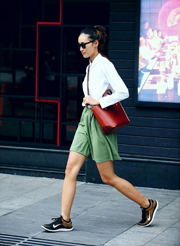 Trang Khiếu là tín đồ của giày thể thao và những trang phục mang cảm hứng tự do, phóng khoáng. Tuần qua, chân dài xuống phố cùng áo sơmi trắng cổ điển mix cùng quần short lửng (bermuda shorts) và không quên đôi sneakers yêu thích.