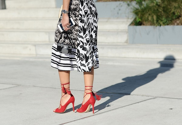 Chi tiết quả tua của đôi giày hiệu Schutz tạo nên nét sinh động cho tín đồ thời trang này.