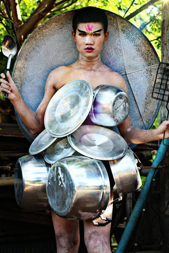 Nhiều người khẳng định các mẫu thời trang của Madaew thực sự là cuộc cách mạng của ngành công nghiệp thời trang khi nó đi ngược lại với vẻ hào nhoáng hiện nay. (Nguồn: CCTVNews)