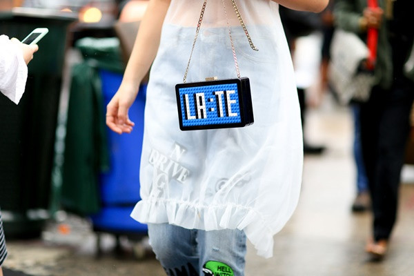 Túi xách Mira Mikati hình chiếc đồng hồ để bàn nhưng lại mang dòng chữ 'LATE' (có nghĩa là muộn giờ).