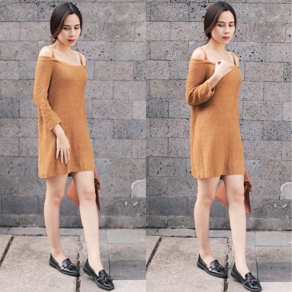 Se lạnh, Lưu Hương Giang đã tranh thủ diện đầm len mỏng ấn tượng phối cùng giày mocca cổ điển cá tính.