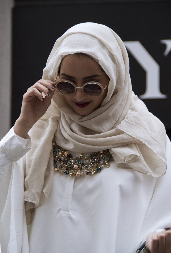 Chiếc vòng cổ Aldo này làm nên điểm nhấn thu hút cho tổng thể trang phục của tín đồ thời trang này.