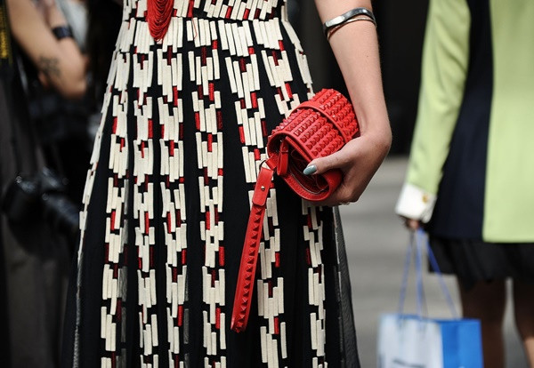 Túi xách Zara với tông màu đỏ nổi bật cùng các chi tiết đinh tán tạo điểm nhấn.