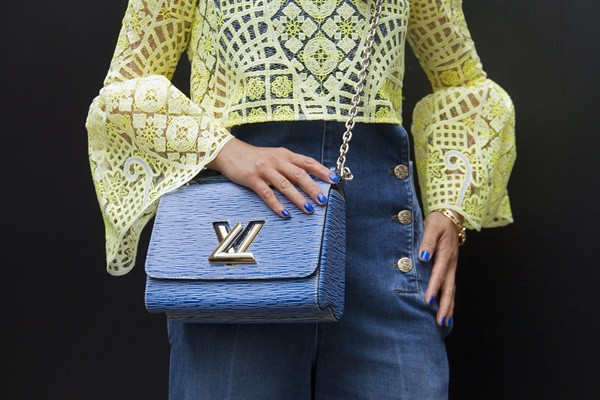 Túi xách Twist của Louis Vuitton với tông màu xanh jean, tiệp màu với chiếc quần thủy thủ denim của tín đồ này.