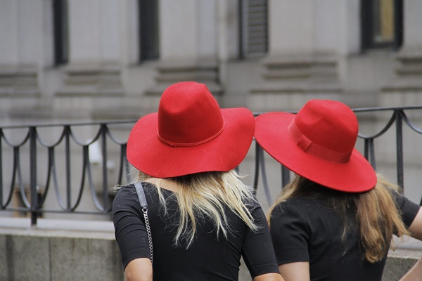 Hai cô bạn này còn diện đồ đôi với áo đen và mũ đỏ tạo nét tương đồng thú vị. 