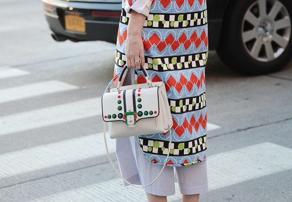 Những màu sắc sinh động cùng những họa tiết hình khối độc đáo làm nên tổng thể vô cùng bắt mắt (túi xách Paula Cademartori).