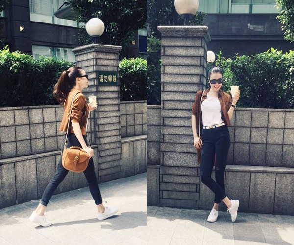 Cùng một công thức, Trà Ngọc Hằng lại chọn quần jeans tối màu mix cùng áo thun trắng và áo khoác lửng bên ngoài. Trang phục đậm chất casual của người đẹp còn được hoàn thiện bởi túi đeo da lộn tiệp màu áo khoác và đôi sneakers trắng phù hợp cho mọi hoạt động.