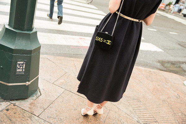 Đây là chiếc túi xách Chanel bằng chất liệu plexiglas rất nổi bật trong bộ sưu tập Xuân Hè 2015 vừa qua.