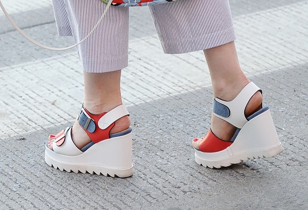 Đôi sandals đế xuồng màu khối này chắc chắn sẽ còn xuất hiện nhiều trong mùa này.