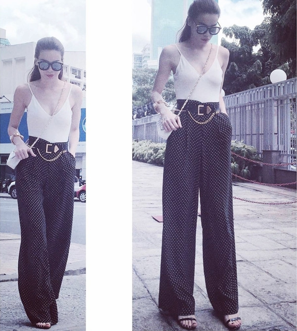 Quần ống rộng (palazzo) chưa có dấu hiệu hạ nhiệt khi tiếp tục xuất hiệt trong trang phục xuống phố của Hồ Ngọc Hà. Cô 'mix' quần họa tiết chấm bi cùng áo hai dây ôm sát quyến rũ.