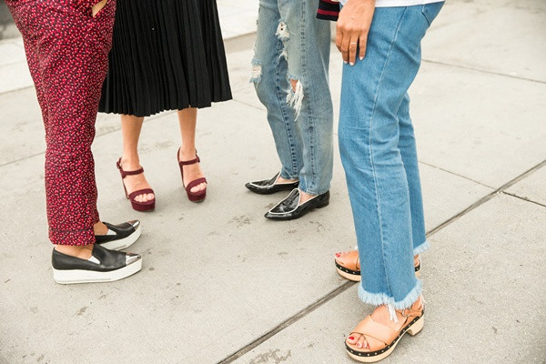 Cảm hứng 'hoài cổ' (retro) từ thời trang thập niên 70, 80 vẫn còn 'vang vọng' trên đường phố New York những ngày này.