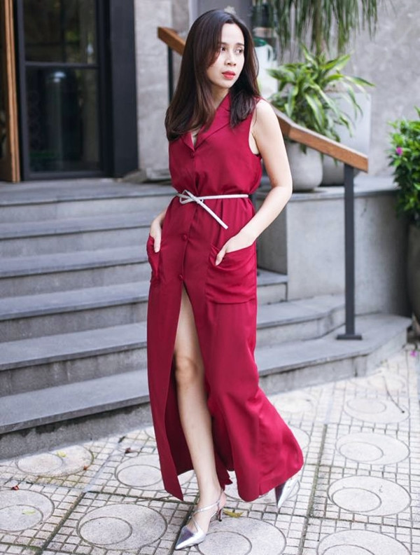 Bà xã của nhạc sỹ Hồ Hoài Anh còn tự tin khoe dáng nuột nà khi diện thiết kế đầm sơmi xẻ tà cao màu đỏ rượu đẹp mắt.