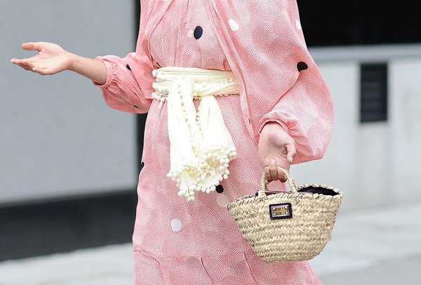 Những chiếc túi xách nhỏ nhắn xinh xắn mang đến vẻ nữ tính, trẻ trung cho các cô nàng.