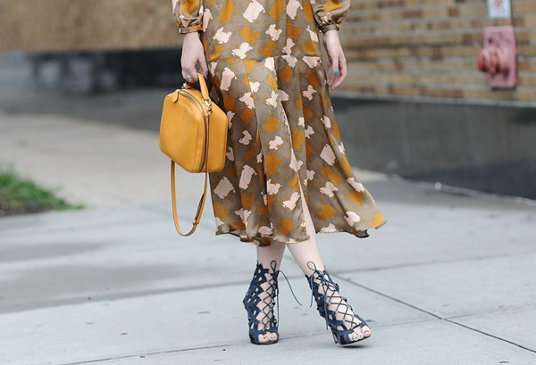 Túi xách Mark Cross màu vàng mù tạt tô điểm thêm phong cách lãng mạn ngày Thu cho tín đồ thời trang điệu đà này.