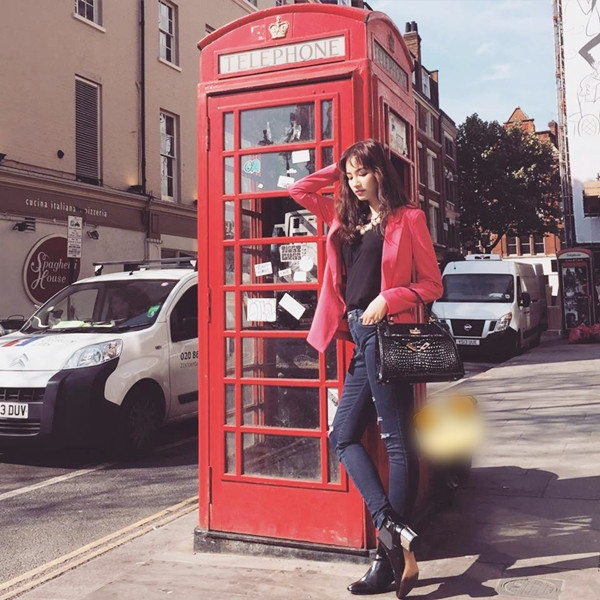 Trúc Diễm cũng đang vi vu ở Anh. Cô không quên chia sẻ khoảnh khắc đời thường trong trang phục quần jeans đen và áo khoác blazer đỏ nổi bật.