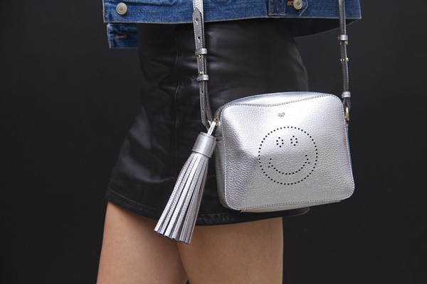 Túi xách Anya Hindmarch với hình mặt cười mang dấu ấn lạc quan.