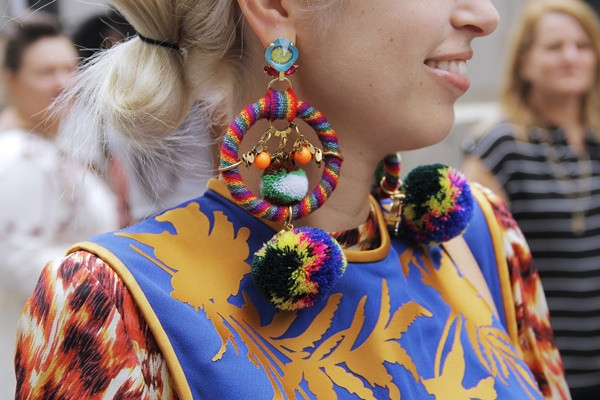 Khuyên tai Vickisarge bổ sung thêm những tông màu sinh động cho tổng thể trang phục.