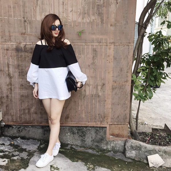 Có lúc Yến Nhi lại thật nữ tính và ngọt ngào trong mẫu đầm búp bê (babydoll dress) trễ vai phối hai màu xinh xắn. 