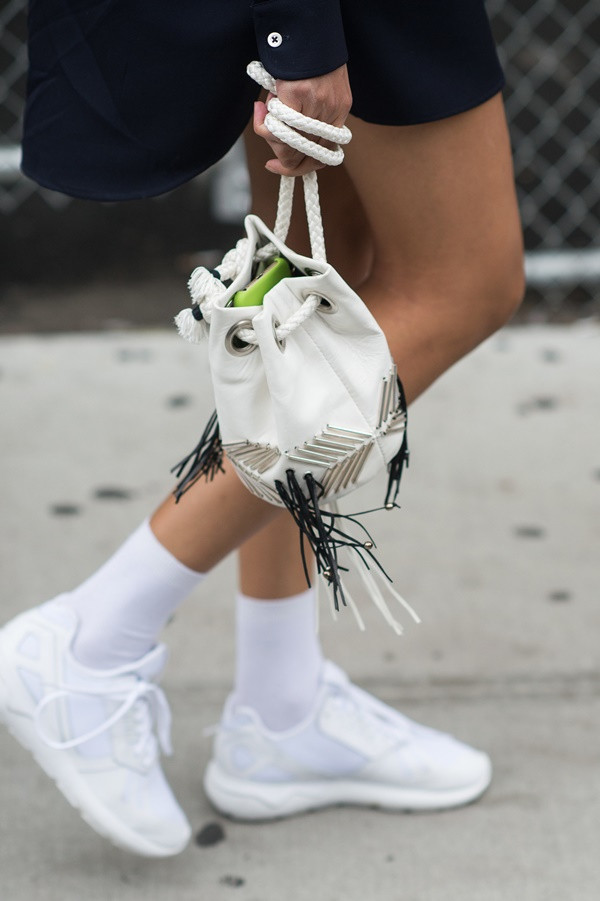 Túi xách dáng cái xô mang kích thước nhỏ hơn nhưng rườm rà hơn với những chi tiết tua rua và đính trang trí.