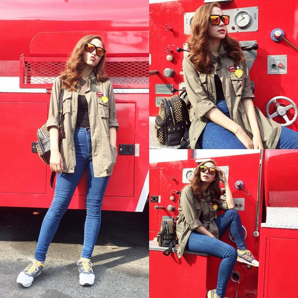 Giao mùa, Minh Hằng diện quần jeans cạp cao, áo thun bó và áo khoác quân đội mạnh mẽ. Những phụ kiện như ba lô cỡ bé hay kính mắt tráng gương cũng làm tăng sức hút cho tổng thể trang phục của cô.