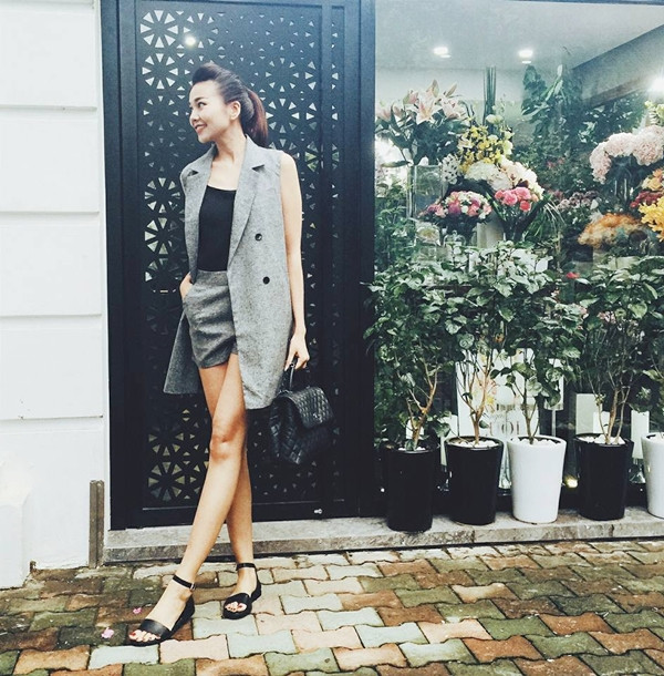 Phối 'layer' (nhiều lớp) - quần shorts và áo khoác blazer không tay cùng màu ghi sáng, Thanh Hằng 'ghi điểm' với đôi chân dài gợi cảm và cách mix đồ tối giản (minimalism). 