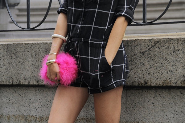 Ví cầm tay BCBG màu hồng hoa vân anh (fuchsia) tạo điểm nhấn lôi cuốn cho tổng thể trang phục đen sọc trắng.