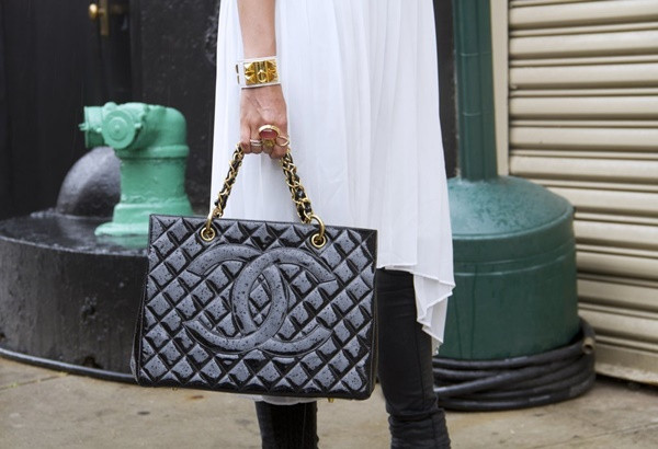 Vòng tay Collier de Chien của Hermès và túi xách da bóng của Chanel vẫn luôn là những món đồ được các tín đồ thời trang săn đón.
