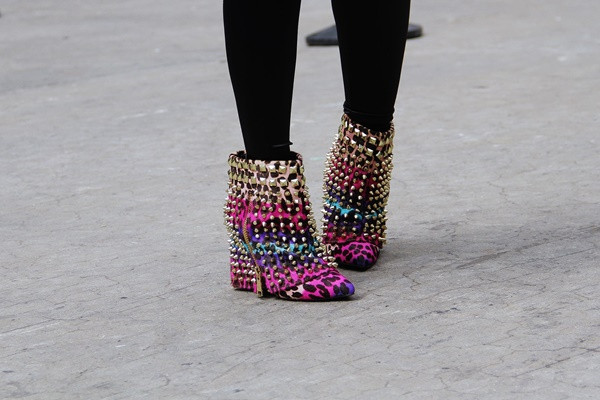 Boots của Lust For Life gây 'náo loạn' đường phố New York với tông màu sặc sỡ và những chi tiết đinh tán.