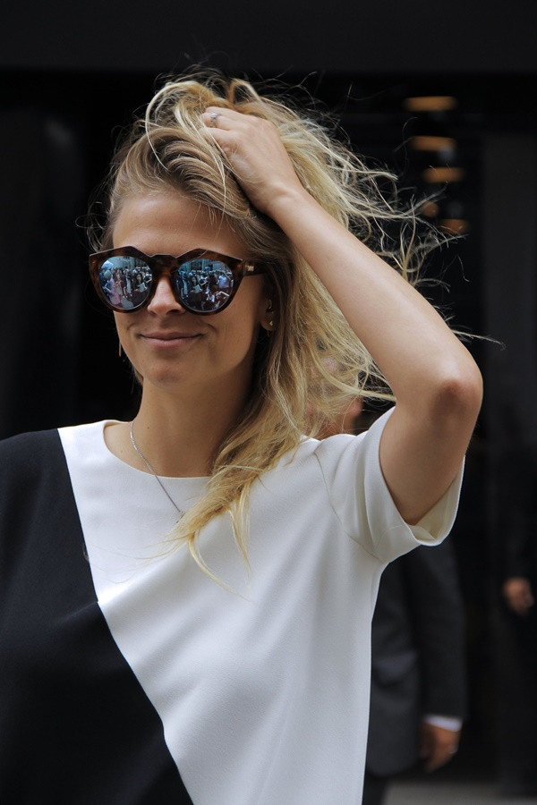 Kính mắt tráng gương của Le Specs mang dáng dấp cổ điển lẫn tinh thần hiện đại.