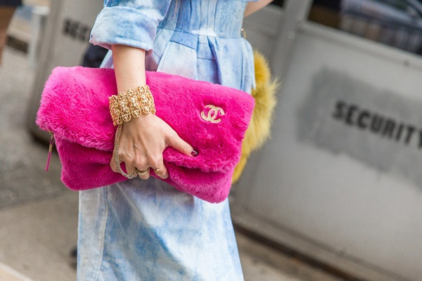 Túi xách Chanel cùng phụ kiện vòng tay to bản có dây xích nối với nhẫn đúng mốt 'rườm rà' mùa Thu này.