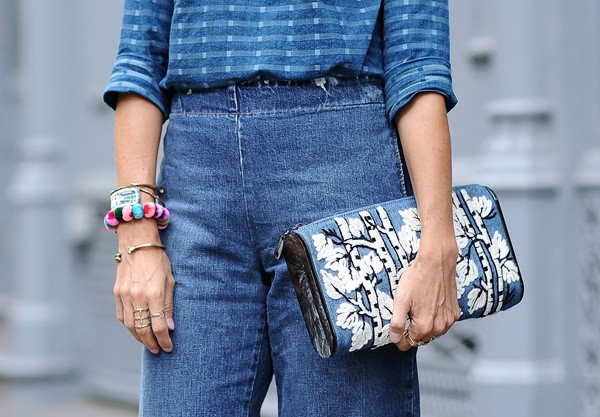 Ví cầm tay của Edie Parker tiệp màu với tổng thể trang phục với sắc xanh jean chủ đạo. 