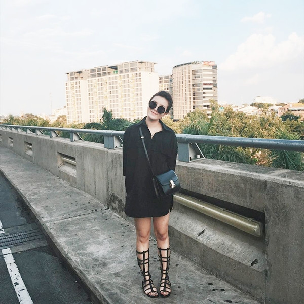 Cũng là món đồ yêu thích của Yến Nhi, đôi sandals chiến binh dáng cao cổ tuần qua đã được cô nàng mix cùng trang phục tuyền đen ấn tượng.