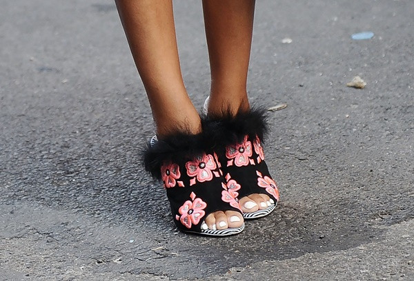 Những họa tiết được lấy cảm hứng từ thảm dệt hay rèm cửa của hoàng tộc được ứng dụng trong các mẫu túi xách và giày vô cùng khéo léo.