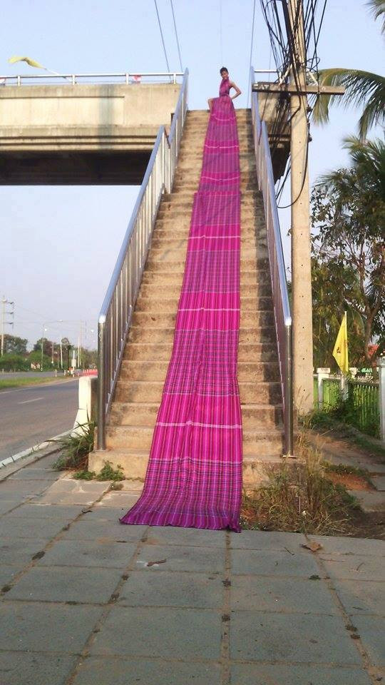 Nguyên liệu làm nên các bộ trang phục này rất đa dạng, từ hoa lá ở quanh nhà tới các vật dụng gia đình như móc quần áo, dụng cụ nấu ăn và lốp xe đạp. (Nguồn: CCTVNews)